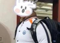 校服必须外穿学生肿成轮胎人 成了网络上的热门话题