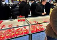 80后金店老板与金价大涨的一年 天气很冷黄金柜台前很热