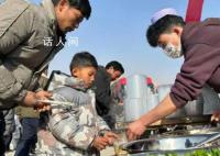 甘肃地震受灾群众吃上热牛肉面 志愿者忙碌不停
