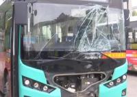 公交司机被乘客打头致车辆失控 当地警方还在进一步调查处理中