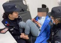 女警把走失男童小脚放进怀里取暖 直到孩子体温恢复正常