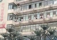 四川多名医护爬楼维权?官方通报