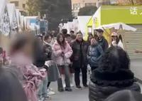 女子穿和服逛街遭市民指责 两人争执不断