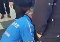 男子要求外卖小哥蹲下擦鞋 警察把双方都带到了派出所做进一步调查