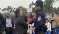 网传女子在学校门口拐卖孩子?系女子发放传单与辅警发生争执