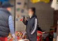 顾客摸草莓不买遭商家泼水 商家过分了