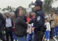 网传女子在学校门口拐卖孩子?系女子发放传单与辅警发生争执