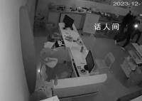 3男子盗窃23部手机后尬舞 涉案人员已全部落网