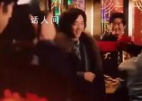 只有郑恺被拍成了东北大姨 郑凯在剧中身穿皮毛大衣烫了卷发