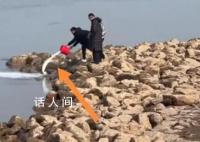 多人聚集在江边放生牛奶 实在是太毁三观了
