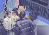 5岁孩子上课发现对面着火大声提醒 幸好没有造成任何财产损失