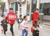 58个共享奶奶排班轮流帮邻居带娃 他们续写好人有好报的温暖