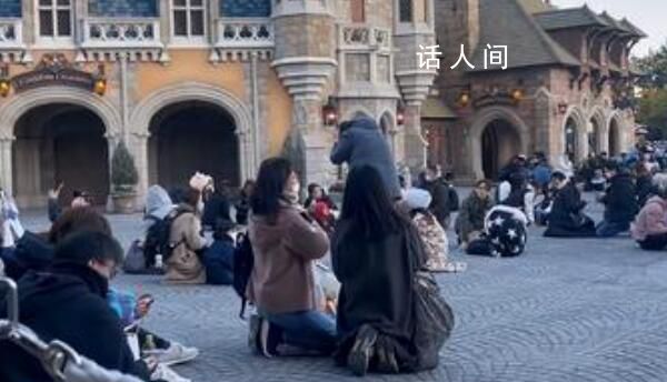 东京迪士尼游客蹲地避难 日本本州西岸近海发生7.4级地震