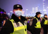 6.5万游客外滩跨年 公安民警无声守候