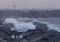 日本强震后第一波海啸袭来 波涛滚滚