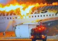 直击日本爆燃客机救援现场 消防人员正在紧急开展救援行动