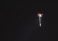 无人机投喂退潮被困滩涂男子 消防救援人员闻讯后立即赶往现场救援