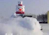 哈尔滨铲雪车也成了娱乐项目 游客在一旁兴奋合照
