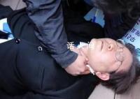 李在明遇袭:颈部受伤流血倒地