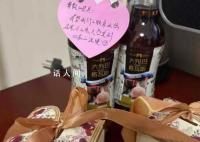 哈尔滨搓澡师傅累到坐凳子上睡着 忙到半夜才吃饭