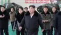 金正恩视察朝鲜军用架车厂 查看了工厂生产的大型发射架车和各种军用架车