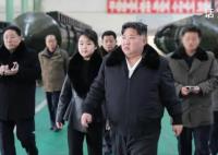 金正恩视察朝鲜军用架车厂 查看了工厂生产的大型发射架车和各种军用架车