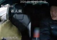 女子乘车途中突然开门跳车 司机吓懵