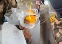 烤地瓜摊主为小土豆准备勺子 温柔的说：用不用给你们掰开用勺子吃