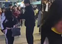 大妈扮学生行乞 一报警她就逃