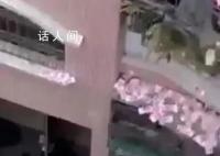 住户从楼上撒钱?当地回应