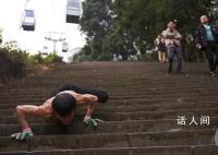 重庆70岁大爷逆生长:满头乌黑发