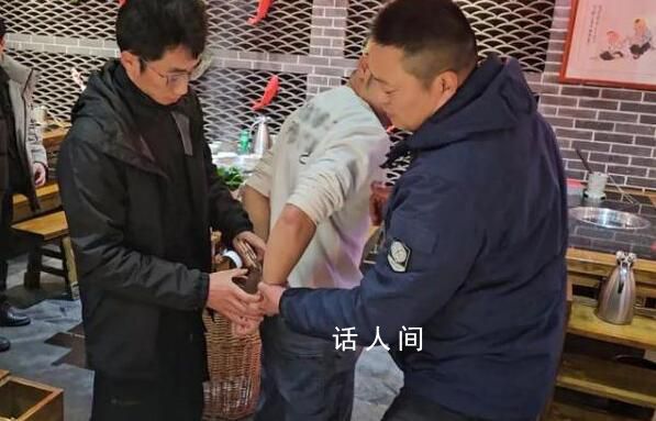 民警等菜时扫视一圈揪出俩逃犯 网友后台纷纷点赞