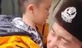 小砂糖橘想把东北警察叔叔带回家 边哭边抱着警察叔叔不撒手