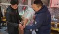 民警等菜时扫视一圈揪出俩逃犯 网友后台纷纷点赞