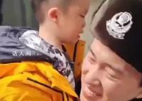 小砂糖橘想把东北警察叔叔带回家 边哭边抱着警察叔叔不撒手