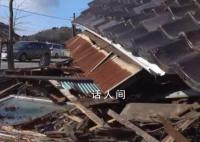 日本地震灾区多艘船被海啸冲上岸 足见当时海啸的冲击力