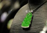 主播展示百万帝王绿翡翠手滑掉河里 请来了专业的打捞队