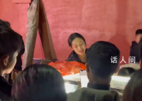 大家为糖葫芦女生出摊保驾护航 成功恢复摆摊