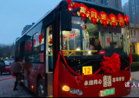 90后夫妻用公交车当婚车:更热闹