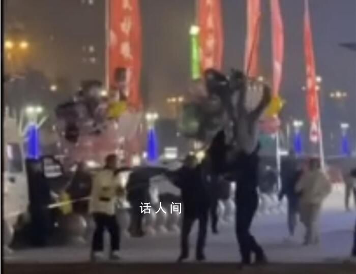 顾客被热气球绳子缠住脚悬挂半空 所幸该男子被众人及时救下