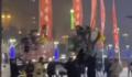 顾客被热气球绳子缠住脚悬挂半空 所幸该男子被众人及时救下