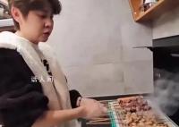 王濛说哈尔滨终于火了 化身烧烤师傅展示东北烧烤