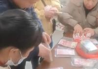 2租客发现11万现金 房东免租1年