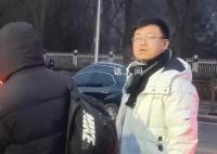 叶蓬现身央视春晚彩排 随地吐口香糖