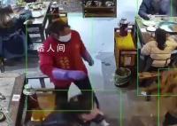 女子遭陌生人端火锅汤底泼脸 泼火锅的女子患有精神疾病