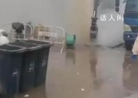 辽宁一暖气管道破损水喷十多米高 周围被蒸汽笼罩