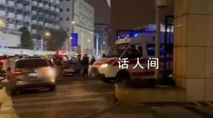 救护车被私家车挡道 多方回应