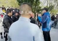 曝多名外国人偷窃普陀山香火钱 众人对涉事的外籍游客和他们的导游进行了质问和指责