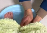 父亲瓷娃娃般照顾抑郁症女儿 尽管父亲不太了解抑郁症是什么