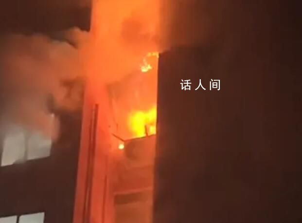 楼下起火爸爸抱女儿坠楼 5楼小伙吓傻了